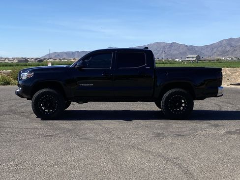 Used 2018 Toyota Tacoma SR5 image 6