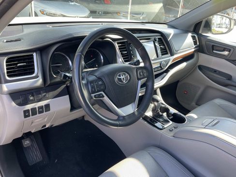 Used 2016 Toyota Highlander Limited image 3