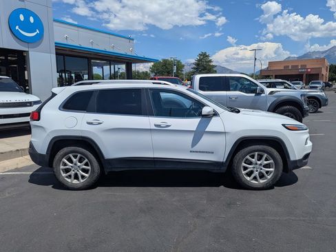 Used 2018 Jeep Cherokee Latitude w/ Cold Weather Group AWD/4WD image 2