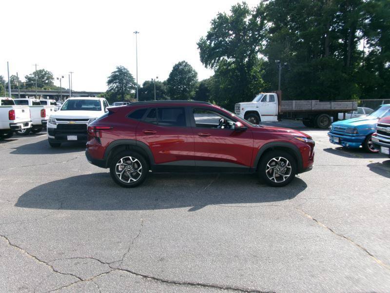 Used 2025 Chevrolet Trax LT w/ LT Convenience Package FWD image 5