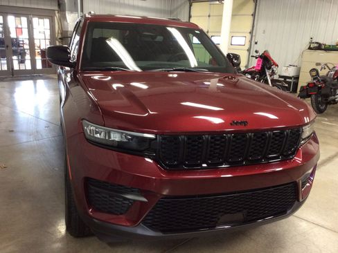 Used 2024 Jeep Grand Cherokee Altitude image 8