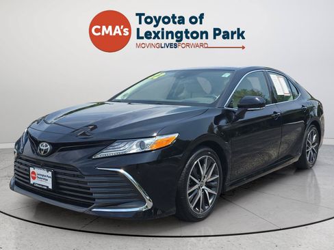 Used 2022 Toyota Camry XLE FWD image 3