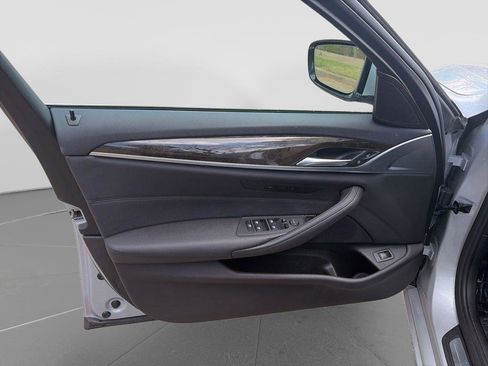 Used 2019 BMW 530i w/ Convenience Package RWD image 9