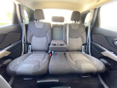 Used 2017 Jeep Cherokee Latitude FWD image 28