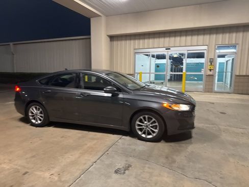Used 2020 Ford Fusion SE image 17