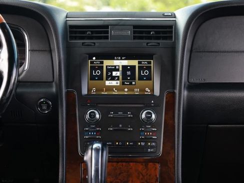 Used 2016 Lincoln Navigator Select RWD image 41