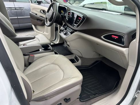 Used 2018 Chrysler Pacifica Touring-L Plus w/ Tire & Wheel Group FWD image 8