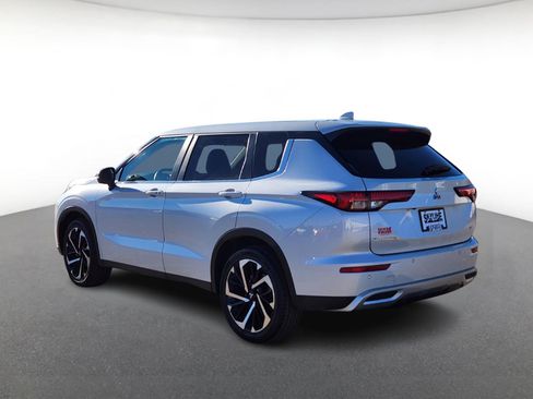 Used 2024 Mitsubishi Outlander SE image 4