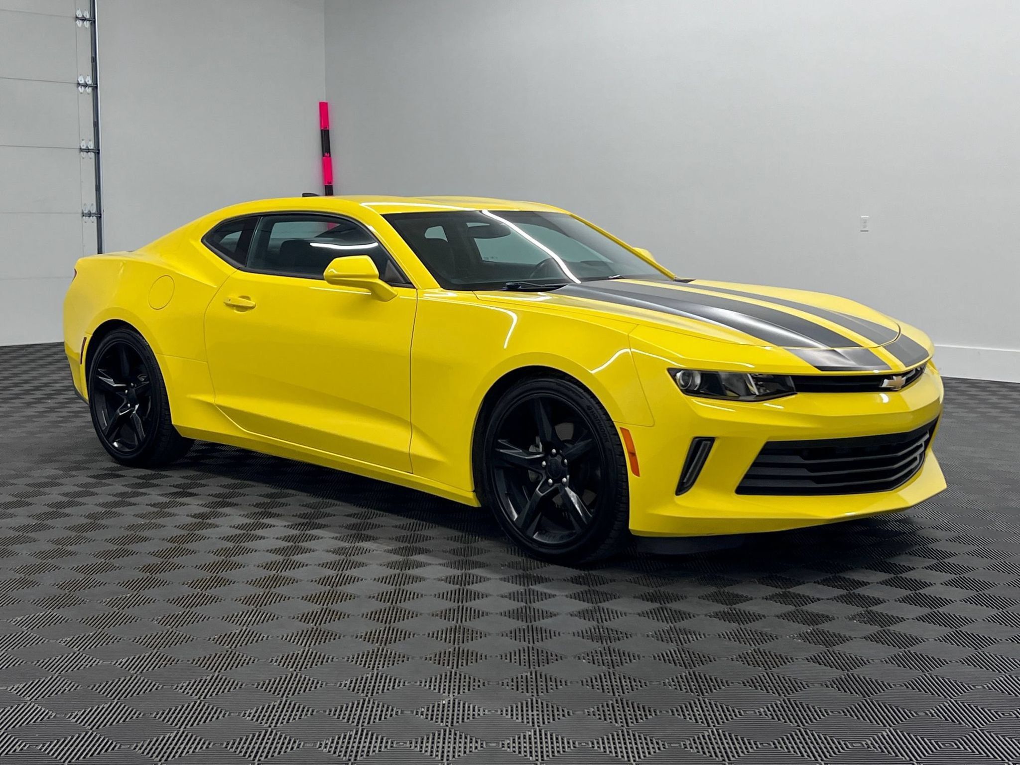Used 2017 Chevrolet Camaro LT RWD image 7