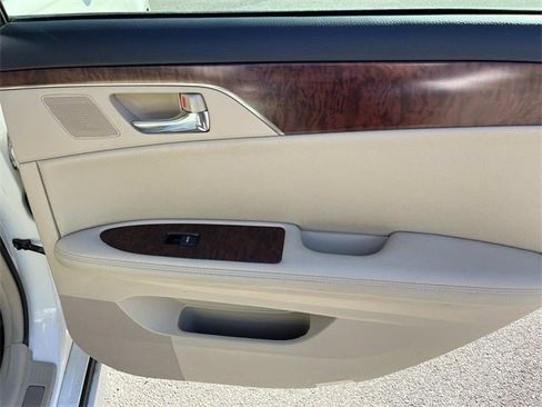 Used 2011 Toyota Avalon Limited image 19