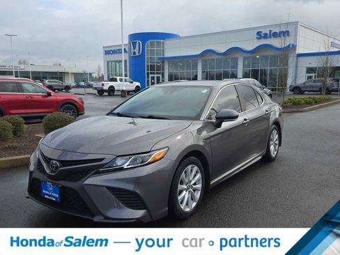 Used 2020 Toyota Camry SE image 1