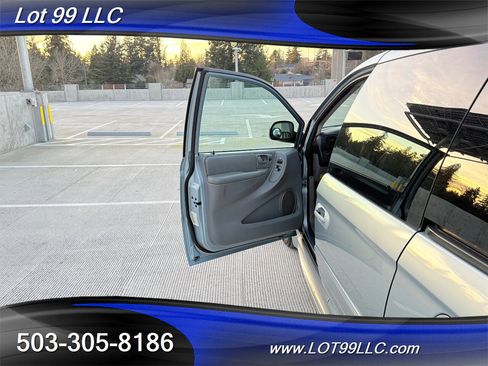 Used 2005 Chrysler Town & Country Touring w/ Luxury Group image 32