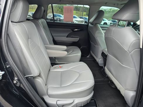 Used 2021 Toyota Highlander XLE AWD/4WD image 29