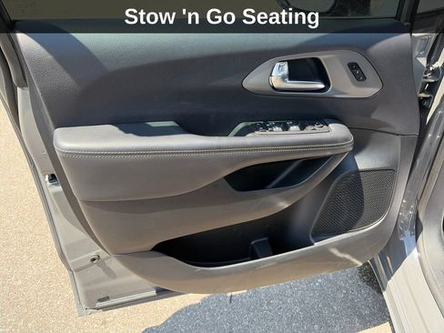 Used 2025 Chrysler Pacifica Select FWD image 13