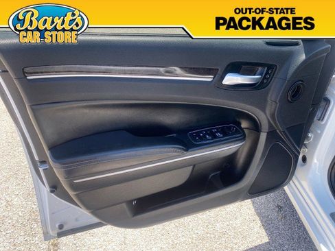 Used 2019 Chrysler 300 Limited AWD/4WD image 23