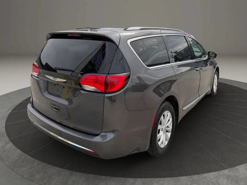 Used 2019 Chrysler Pacifica Touring-L FWD image 7