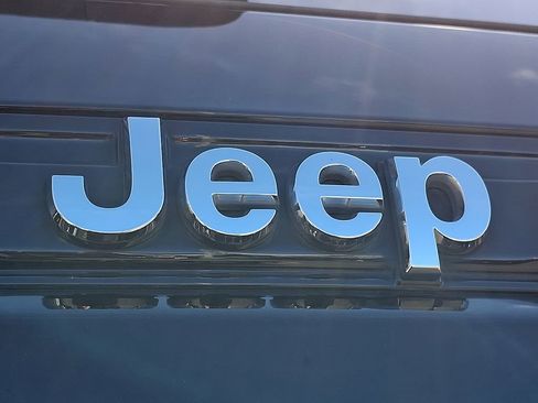 Used 2023 Jeep Grand Cherokee Laredo image 29