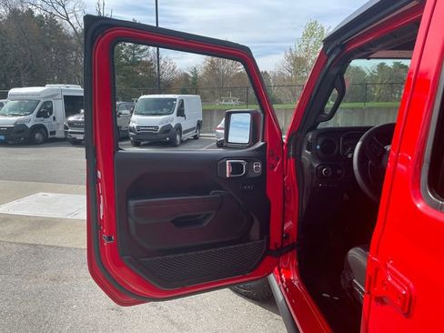 Used 2025 Jeep Wrangler Unlimited Rubicon 4xe w/ Safety Group AWD/4WD image 25