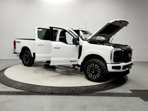 Used 2025 Ford F250 Platinum image 9