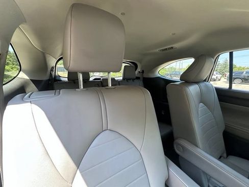 Used 2020 Toyota Highlander XLE AWD/4WD image 9