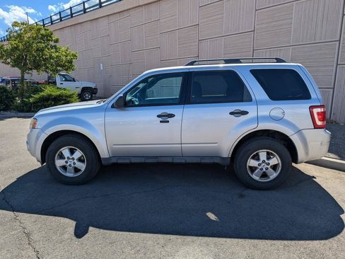 Used 2011 Ford Escape XLT AWD/4WD image 2