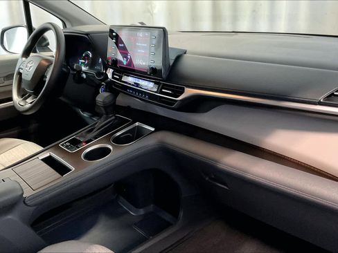 Used 2022 Toyota Sienna LE image 14