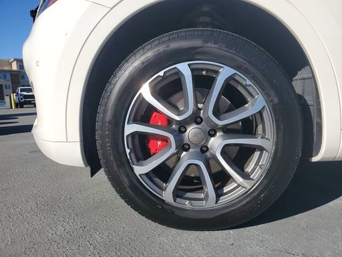 Used 2019 Maserati Levante image 6