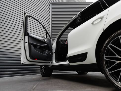 Certified 2026 Porsche Macan AWD/4WD image 13