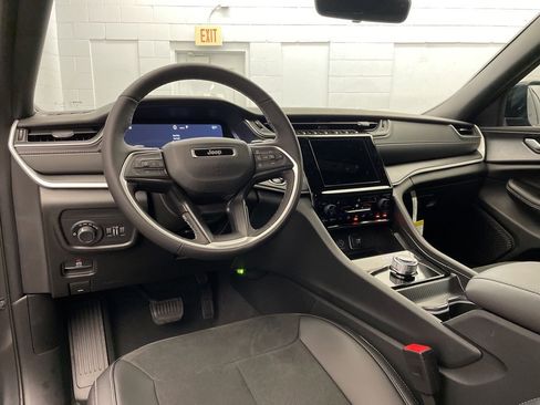 New 2025 Jeep Grand Cherokee Altitude image 9