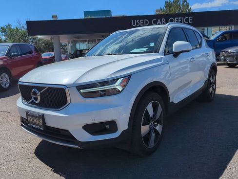 Used 2021 Volvo XC40 T5 Momentum w/ Premium Package AWD/4WD image 3