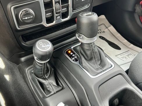 Used 2025 Jeep Wrangler Unlimited Sahara AWD/4WD image 34