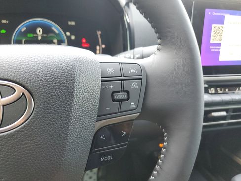 Used 2025 Toyota Camry SE image 22