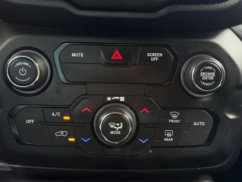 Used 2019 Jeep Renegade Latitude w/ Safety & Security Group II FWD image 35