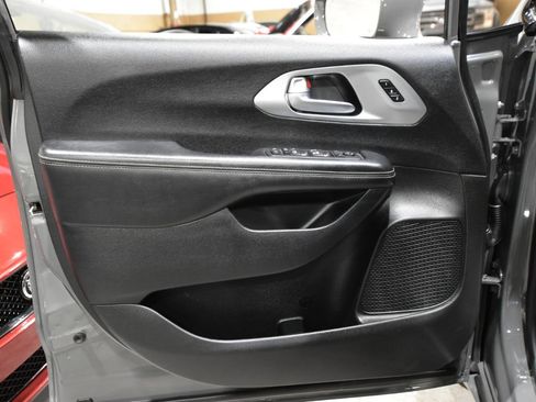 Used 2020 Chrysler Pacifica Touring-L w/ Advanced Safetytec Group image 10