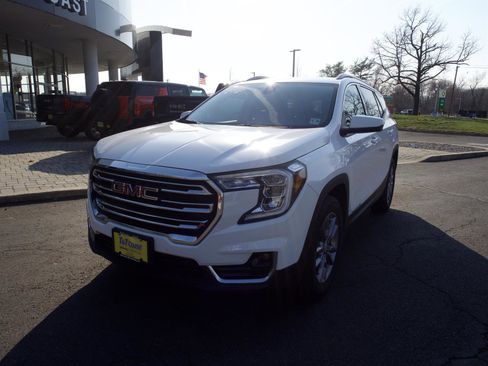 Certified 2024 GMC Terrain SLT image 1