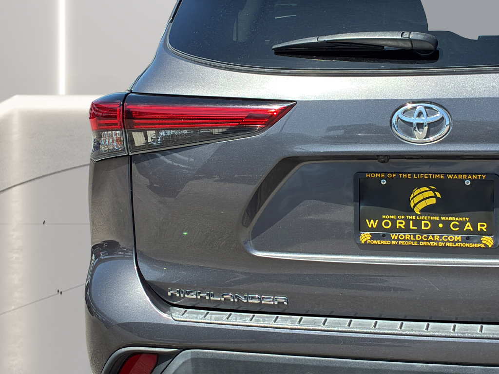 Used 2022 Toyota Highlander XLE FWD image 30