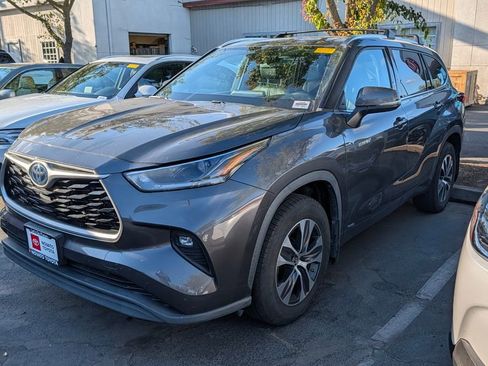 Used 2021 Toyota Highlander XLE AWD/4WD image 4
