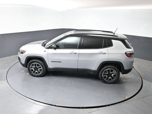 Used 2024 Jeep Compass Trailhawk AWD/4WD image 45