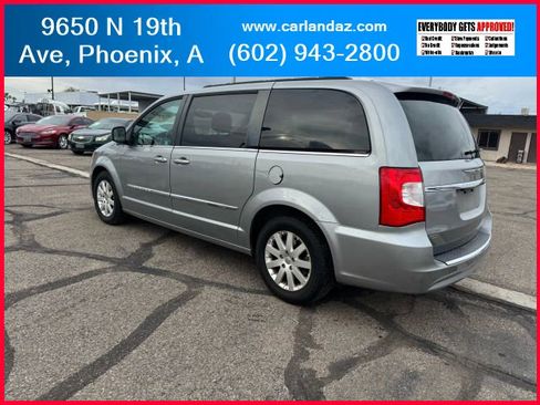 Used 2016 Chrysler Town & Country Touring image 8