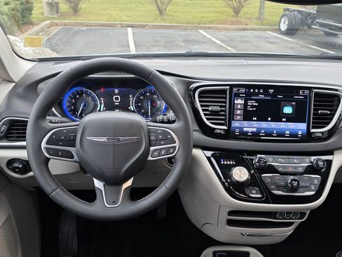 Used 2024 Chrysler Pacifica Touring-L image 34