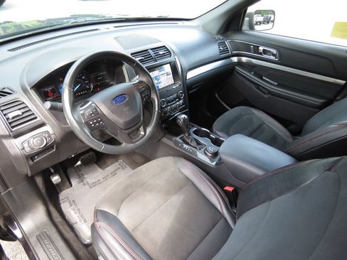 Used 2019 Ford Explorer XLT w/ Equipment Group 202A AWD/4WD image 11