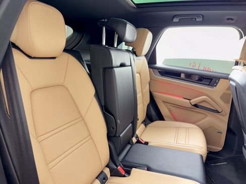 Certified 2024 Porsche Cayenne AWD/4WD image 29