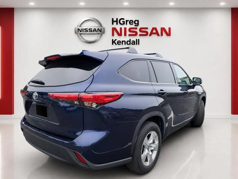 Used 2021 Toyota Highlander L FWD image 4