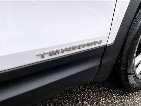 Used 2024 GMC Terrain SLT AWD/4WD image 8