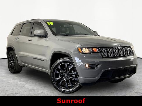 Used 2019 Jeep Grand Cherokee Altitude AWD/4WD image 3