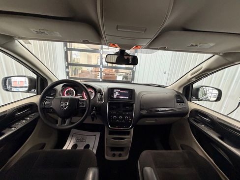 Used 2018 Dodge Grand Caravan SE w/ UConnect Hands-Free Group image 20