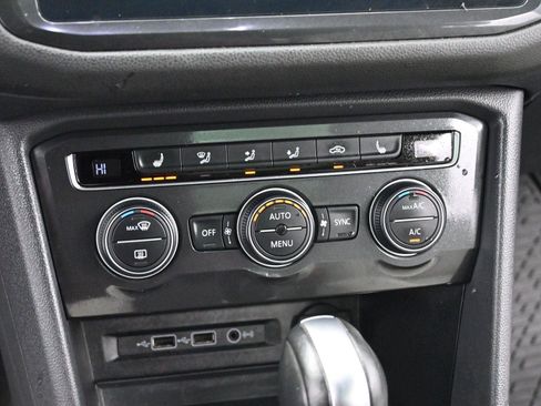 Used 2018 Volkswagen Tiguan SE w/ Panoramic Sunroof Package image 19