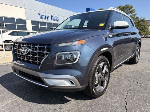 Used 2025 Hyundai Venue Limited FWD image 1