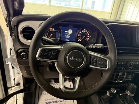 Used 2025 Jeep Wrangler Sahara image 17