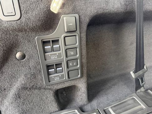 New 2026 Land Rover Discovery Dynamic SE image 30